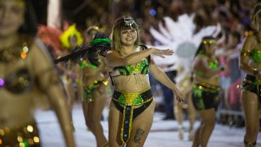 El corsódromo se viste de fiesta para recibir a comparsas de la ciudad en este fin de semana largo de carnaval.