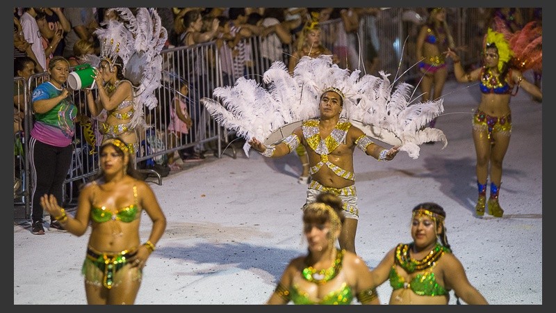 El corsódromo se viste de fiesta para recibir a comparsas de la ciudad en este fin de semana largo de carnaval.