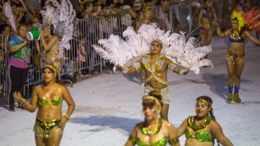 El corsódromo se viste de fiesta para recibir a comparsas de la ciudad en este fin de semana largo de carnaval.