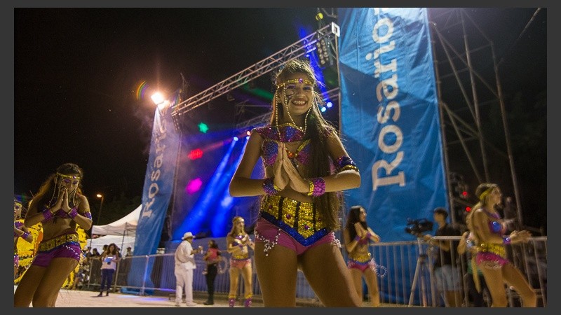 El corsódromo se viste de fiesta para recibir a comparsas de la ciudad en este fin de semana largo de carnaval.