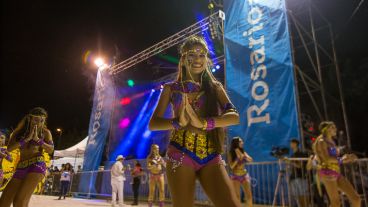 El corsódromo se viste de fiesta para recibir a comparsas de la ciudad en este fin de semana largo de carnaval.