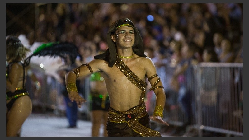 El corsódromo se viste de fiesta para recibir a comparsas de la ciudad en este fin de semana largo de carnaval.