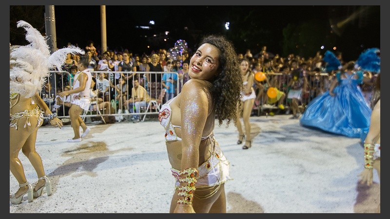 El corsódromo se viste de fiesta para recibir a comparsas de la ciudad en este fin de semana largo de carnaval.