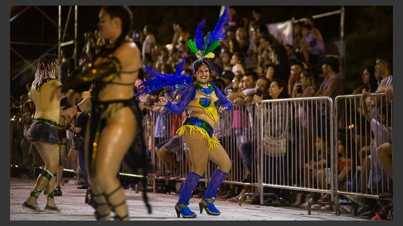 El corsódromo se viste de fiesta para recibir a comparsas de la ciudad en este fin de semana largo de carnaval.