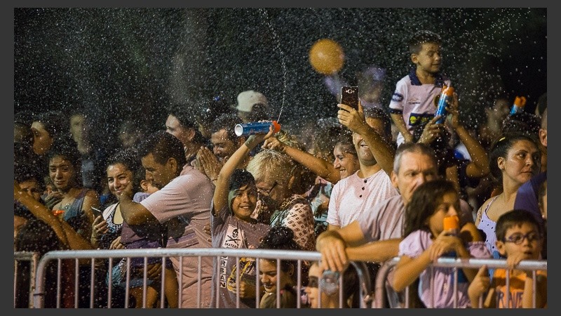 El corsódromo se viste de fiesta para recibir a comparsas de la ciudad en este fin de semana largo de carnaval.