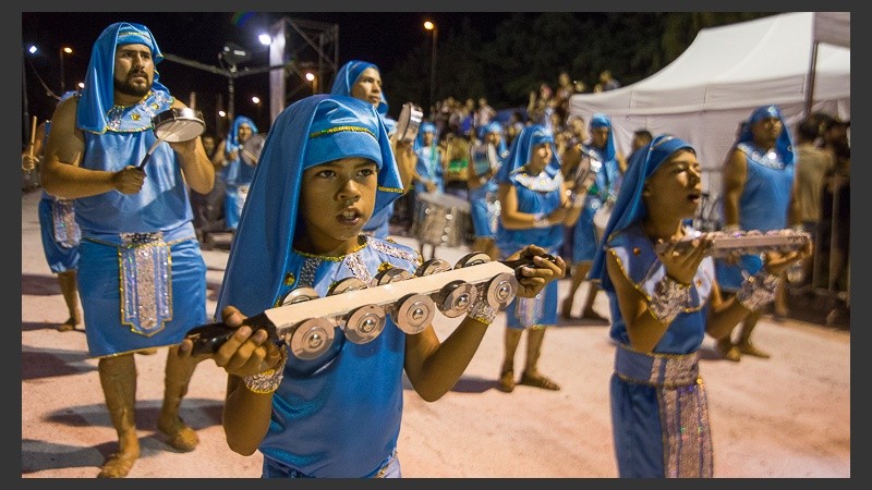 El corsódromo se viste de fiesta para recibir a comparsas de la ciudad en este fin de semana largo de carnaval.