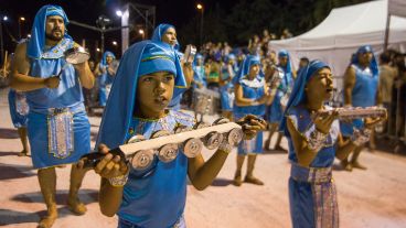 El corsódromo se viste de fiesta para recibir a comparsas de la ciudad en este fin de semana largo de carnaval.