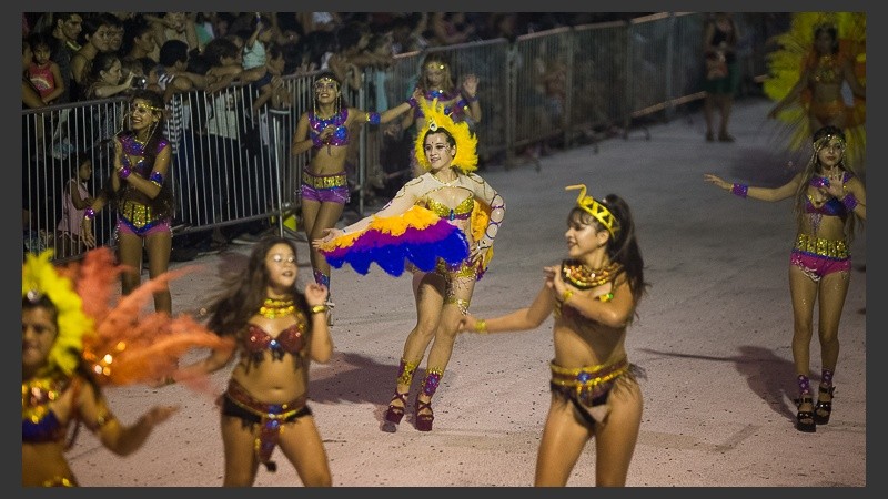 El corsódromo se viste de fiesta para recibir a comparsas de la ciudad en este fin de semana largo de carnaval.