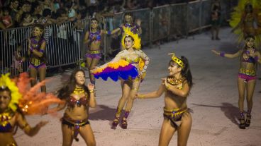 El corsódromo se viste de fiesta para recibir a comparsas de la ciudad en este fin de semana largo de carnaval.