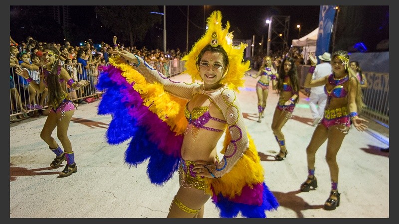 El corsódromo se viste de fiesta para recibir a comparsas de la ciudad en este fin de semana largo de carnaval.