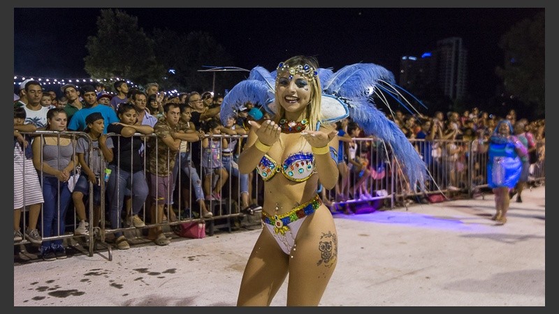 El corsódromo se viste de fiesta para recibir a comparsas de la ciudad en este fin de semana largo de carnaval.
