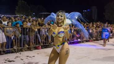 El corsódromo se viste de fiesta para recibir a comparsas de la ciudad en este fin de semana largo de carnaval.