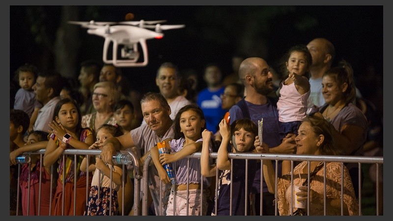El corsódromo se viste de fiesta para recibir a comparsas de la ciudad.