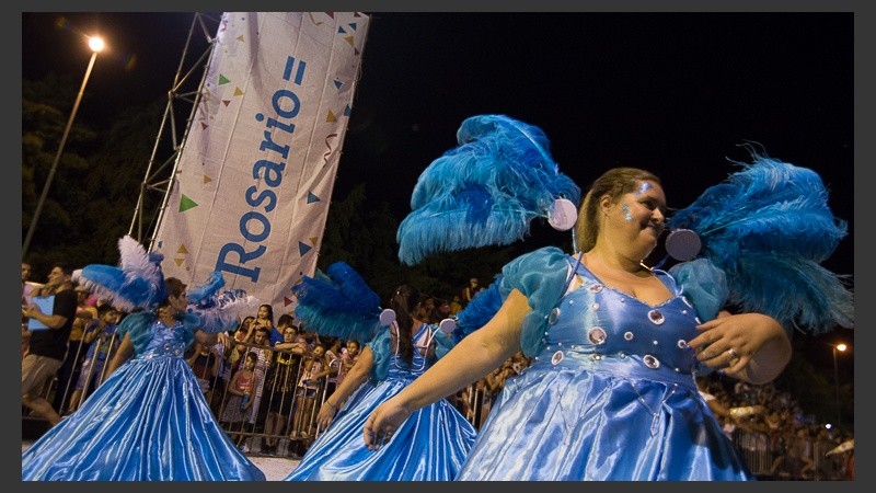 El corsódromo se viste de fiesta para recibir a comparsas de la ciudad en este fin de semana largo de carnaval.