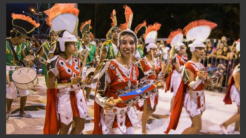 El corsódromo se viste de fiesta para recibir a comparsas de la ciudad en este fin de semana largo de carnaval.