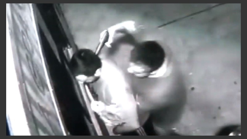 El asalto quedó filmado por una cámara de seguridad. 