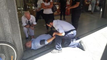 El hombre quedó tendido en el piso tras ser atropellado.