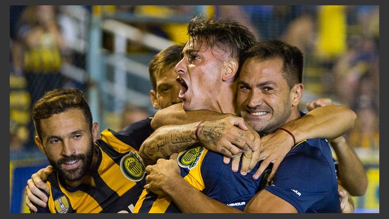 Todos abrazan al entrerriano, que marcó la ventaja.