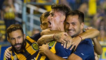 Todos abrazan al entrerriano, que marcó la ventaja.