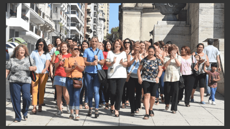 La intendenta, en la caminata con mujeres rumbo al Concejo.