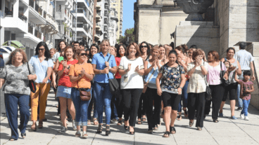 La intendenta, en la caminata con mujeres rumbo al Concejo.