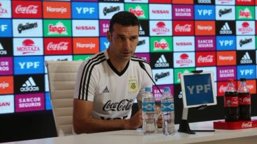 Scaloni en la conferencia de prensa que dio este jueves.