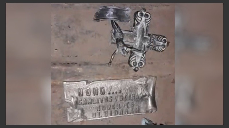 Cruces, plazas y marcos de fotos, entre los elementos secuestrados. 