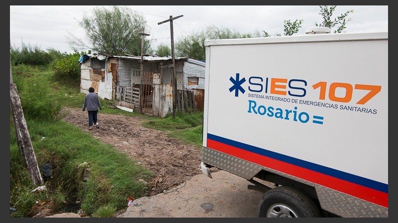 Los Bomberos encontraron a la nena adentro de la casilla prendida fuego. 