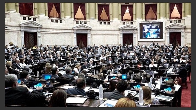 El decreto dispone que los partidos que compitan en elecciones nacionales presenten listas integradas por candidatas y candidatos de forma intercalada.