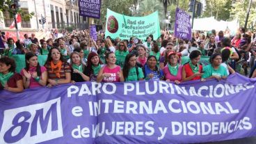 El frente de la marcha que partió de plaza San Martín.