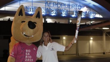 La antorcha en manos de una de las mellizas Sánchez, junto a Guazú, mascota del evento.