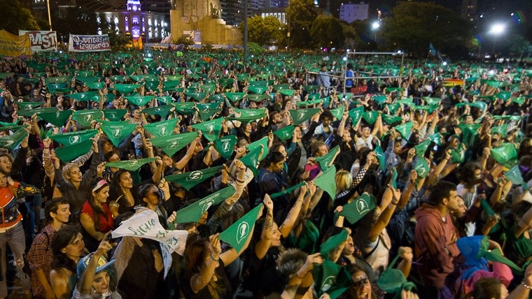 Pañuelos verdes en alto frente al Monumento. El reclamo continuará.