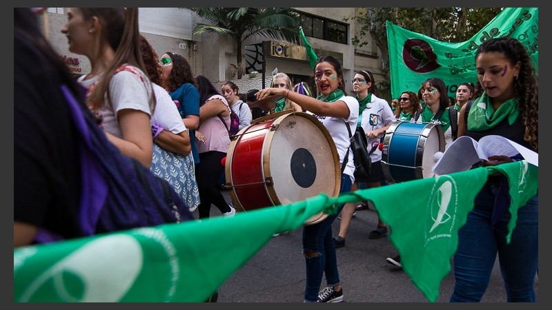 Postales de la multitudinaria marcha en el Día Internacional de la Mujer. (Alan Monzón/Rosario3.com)