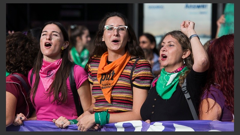 Postales de la multitudinaria marcha en el Día Internacional de la Mujer. (Alan Monzón/Rosario3.com)