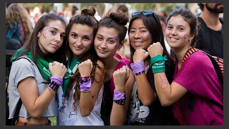 Postales de la multitudinaria marcha en el Día Internacional de la Mujer. (Alan Monzón/Rosario3.com)