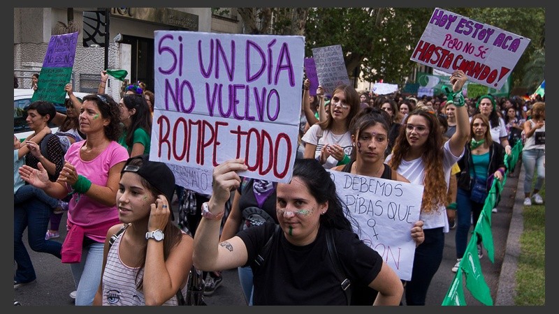 Postales de la multitudinaria marcha en el Día Internacional de la Mujer. (Alan Monzón/Rosario3.com)