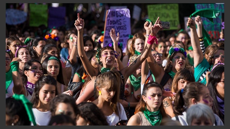 Postales de la multitudinaria marcha en el Día Internacional de la Mujer. (Alan Monzón/Rosario3.com)