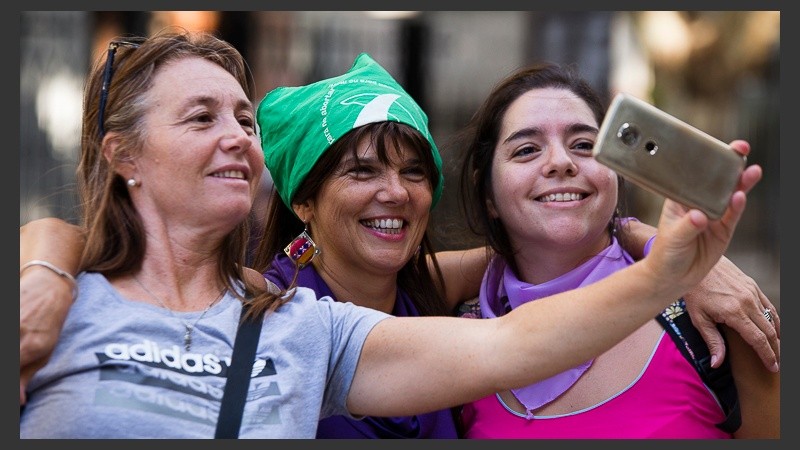 Postales de la multitudinaria marcha en el Día Internacional de la Mujer. (Alan Monzón/Rosario3.com)