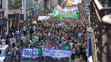 La nutrida marcha de las mujeres por las calles de Rosario.