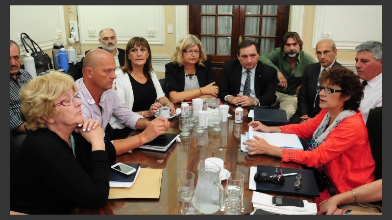 Este lunes será día de paritarias de estatales y docentes en Santa Fe. 