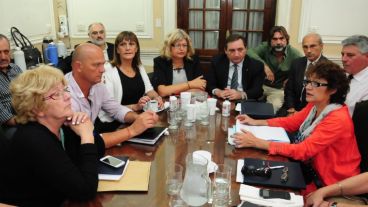 Este lunes será día de paritarias de estatales y docentes en Santa Fe.