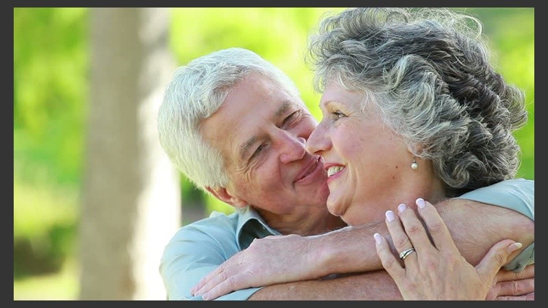 La oxitocina es clave en la creación de vínculos duraderos entre seres humanos.