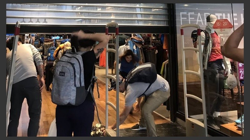 Apuro e incertidumbre en el inicio del operativo dentro del centro comercial.
