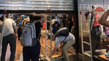 Apuro e incertidumbre en el inicio del operativo dentro del centro comercial.