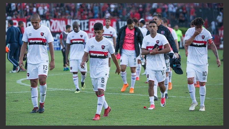 Cabezas bajas en el rojinegro tras una dura derrota.
