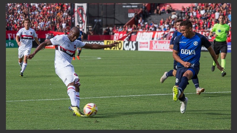 El delantero volvió a gritar en el Coloso Marcelo Bielsa.