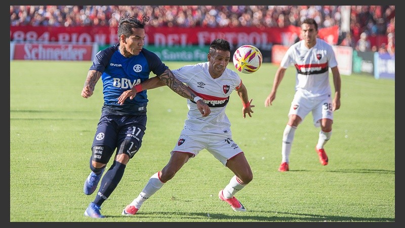 Figueroa disputa la pelota con Dayro Moreno.
