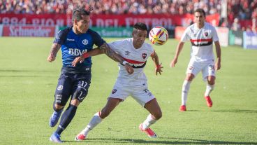 Figueroa disputa la pelota con Dayro Moreno.