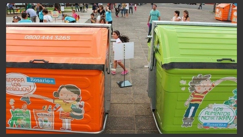 En Rosario hay contenedores naranjas para residuos reciclables.