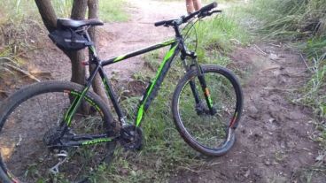 La bicicleta quedó dañada tras la caida.